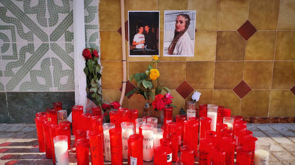 Velas en recuerdos de los 3 jóvenes fallecidos en el accidente de Argamasilla