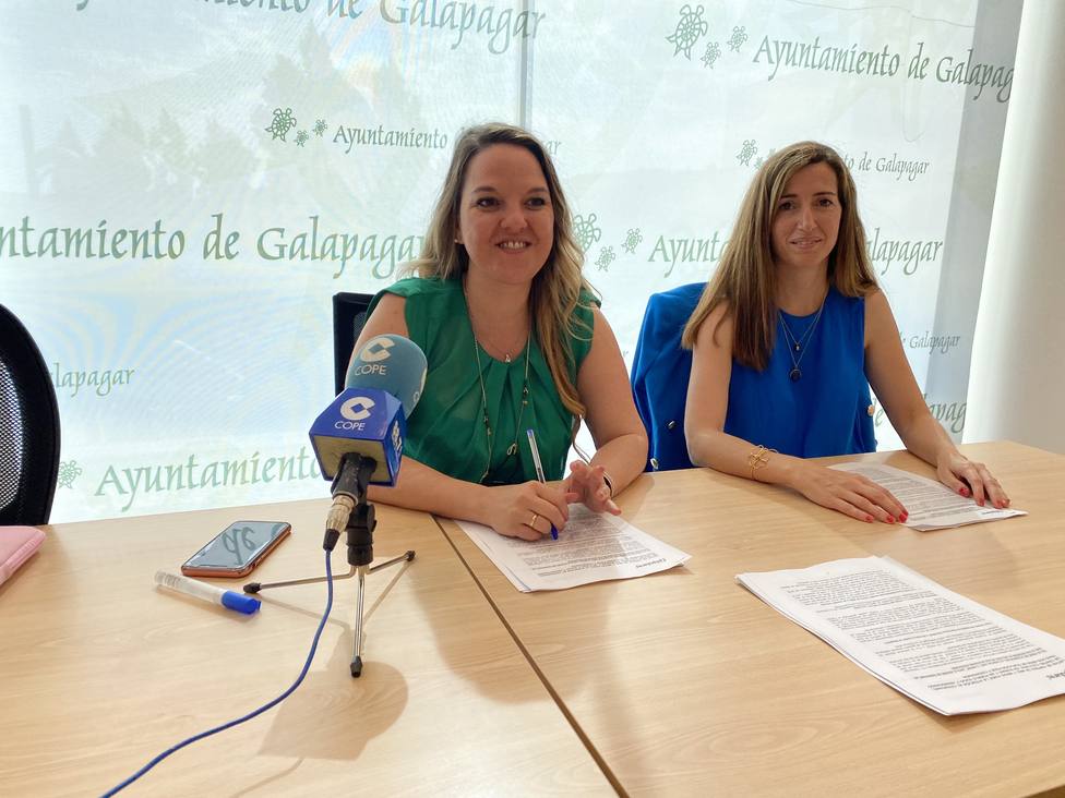 Carla Greciano (a la izda), portavoz del PP en Galapagar y candidata a la Alcaldía
