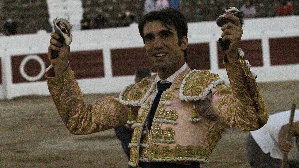 Adrián de Torres con dos de las tres orejas cortadas este viernes en Linares