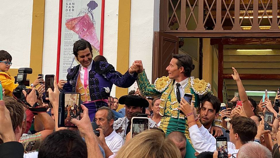 Morante de la Puebla y Diego Urdiales en su salida a hombros de la plaza de Santander