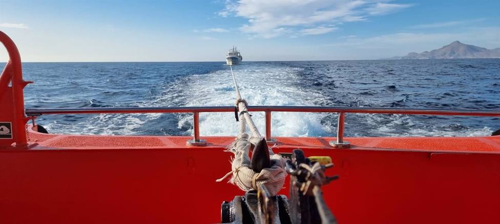 Salvamento remolca un pesquero con tres tripulantes y problemas en la hélice hasta el puerto de Carboneras
