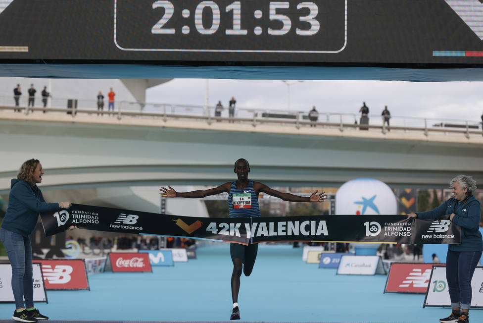 El debutante Kiptum vuela en Valencia y bate el récord de la prueba