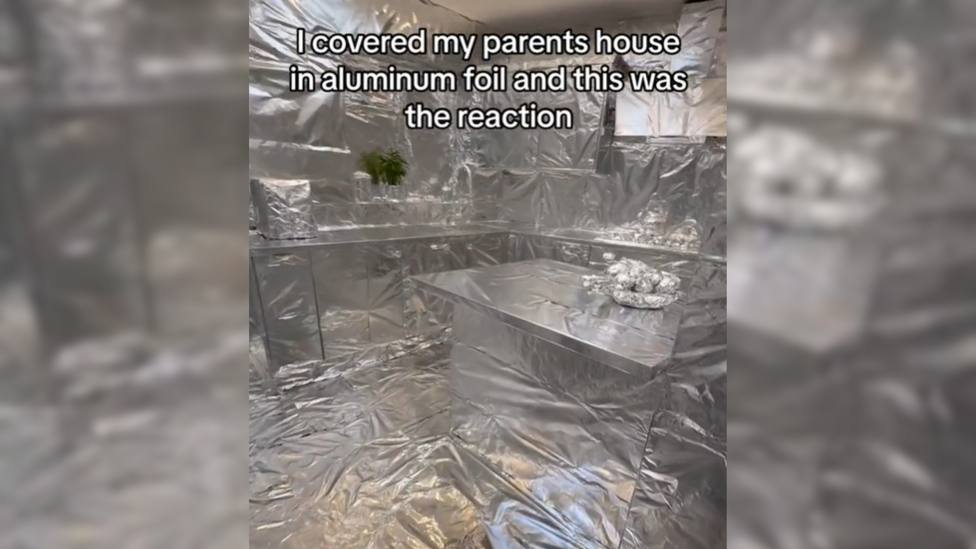 Envuelve su casa en papel de aluminio y esta es la reacción de su madre al verlo: ¿Estamos locos?