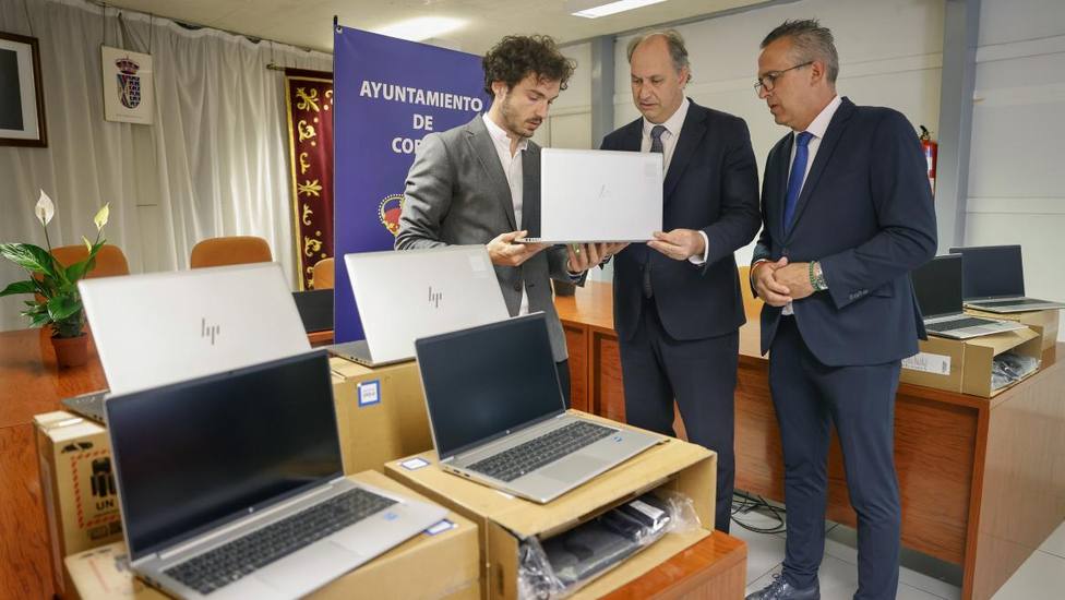 La Comunidad de Madrid entrega más de 800 equipos informáticos a municipios para mejorar sus servicios públicos