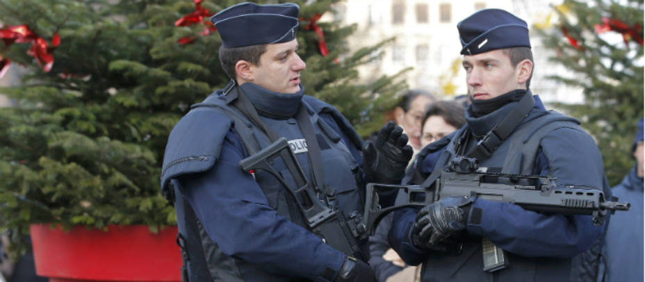 Dos policías en un mercadillo navideño. Reuters