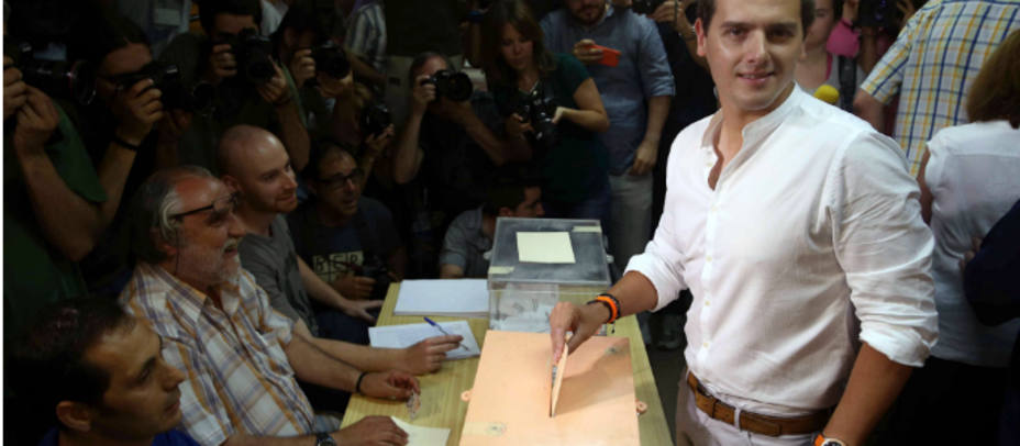 Albert Rivera, vota en el Colegio Santa Marta de lHospitalet de Llobregat. EFE