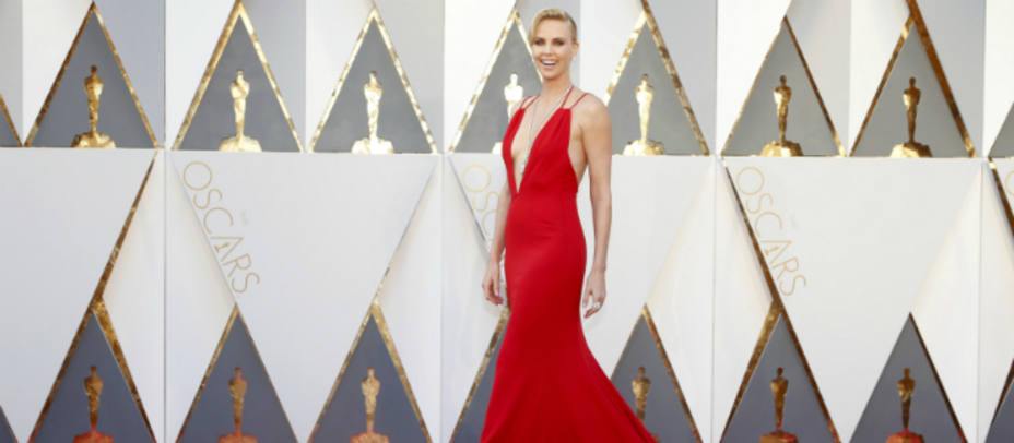Charlize Theron en la alfombra roja de los Oscar 2016. REUTERS