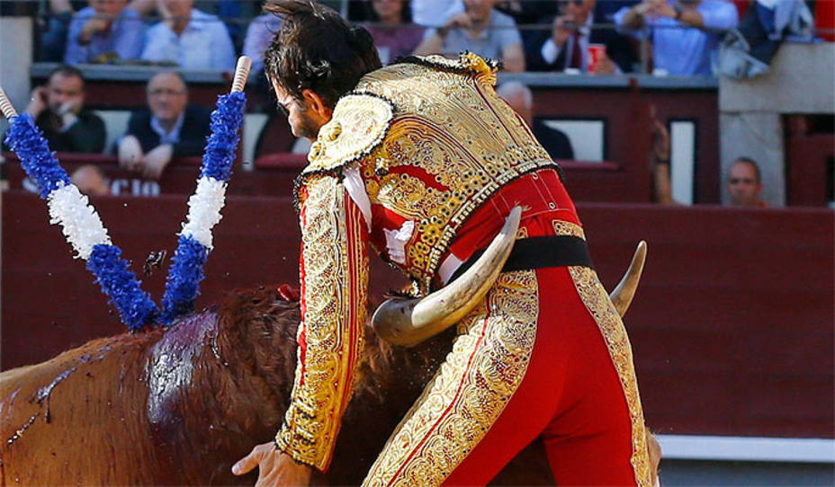 De esta forma fue arrollado Juan José Padilla al banderillear a su primer toro de Parladé. EFE