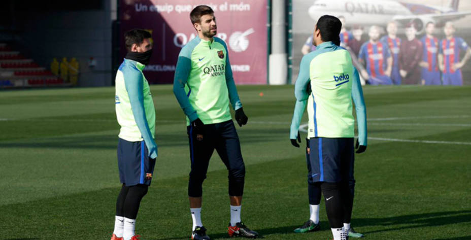 Piqué, Suárez y Messi, durante el entrenamiento de este lunes (@FCBarcelona_es)