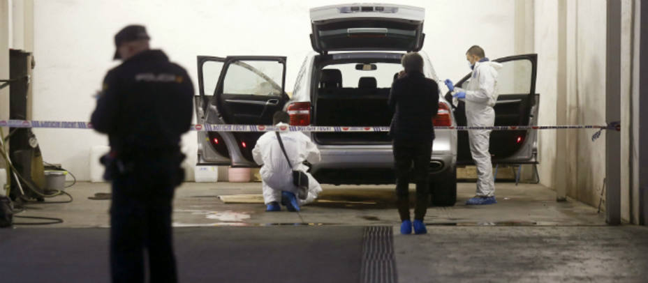 La policía científica registra el vehículo en el que la viuda del expresidente de la extinta CAM, Vicente Sala. EFE