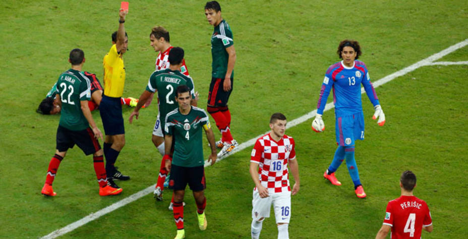 Croacia jugó con diez los últimos minutos del partido. REUTERS