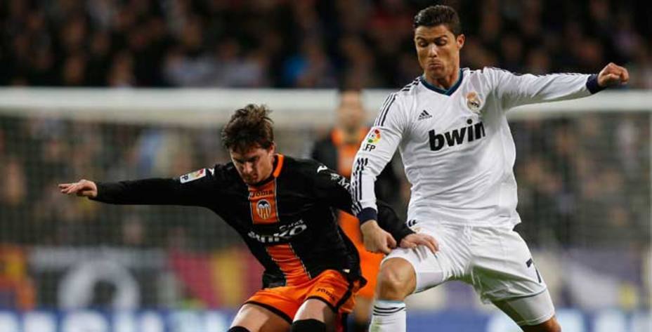 Pablo Piatti y Cristiano Ronaldo disputan un balón (Reuters)