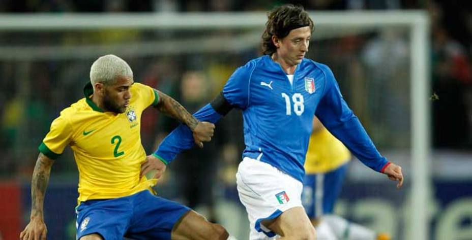Alves y Montolivo pelean un balón (Reuters)