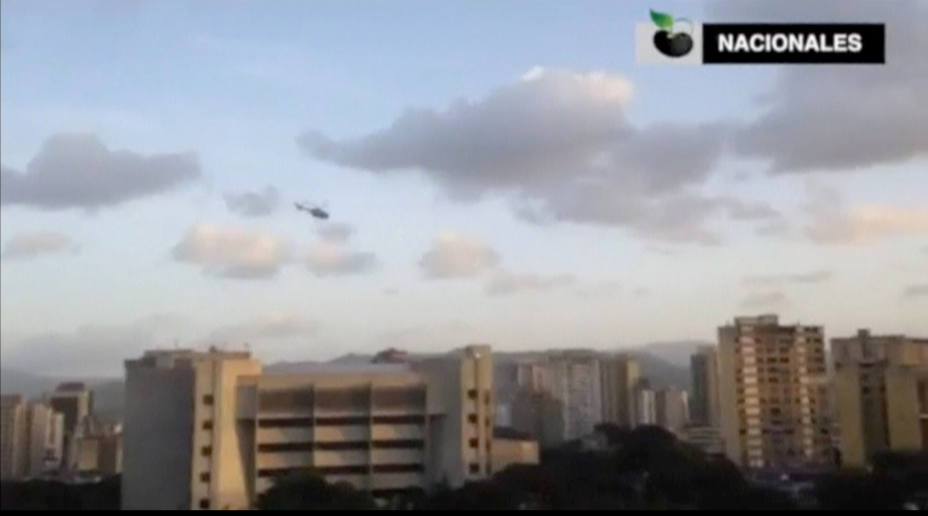 Un helicóptero de la Policía venezolana sobrevuela el Supremo en Caracas.