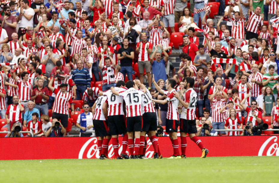 Los jugadores del Athletic celebran el gol de Vesga