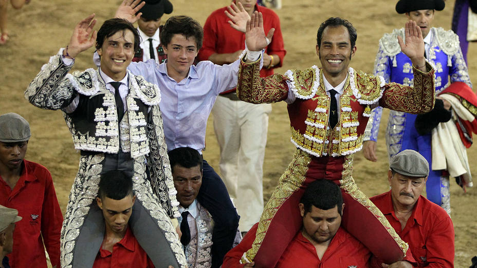 Andrés Roca Rey, el hijo del ganadero Juan Bernardo Caicedo y Luis Bolívar en su salida a hombros en Cañaveralejo