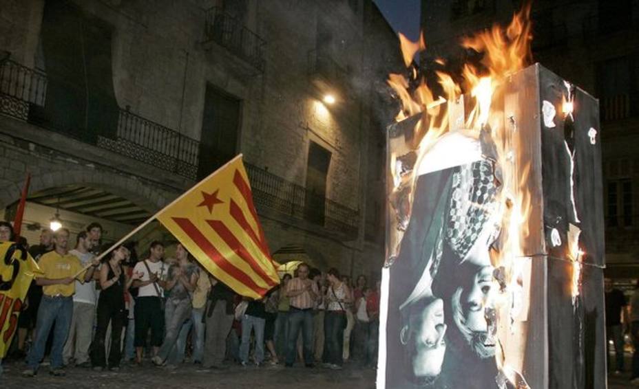 Estrasburgo condena a España por imponer prisión a dos personas que quemaron fotos de los Reyes