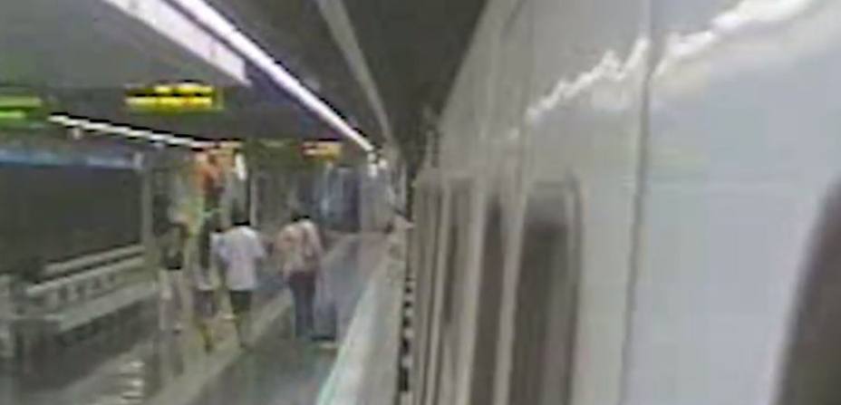 Vídeo: Una mujer, arrastrada 50 metros en el metro de Barcelona por el sistema de cierre de puertas