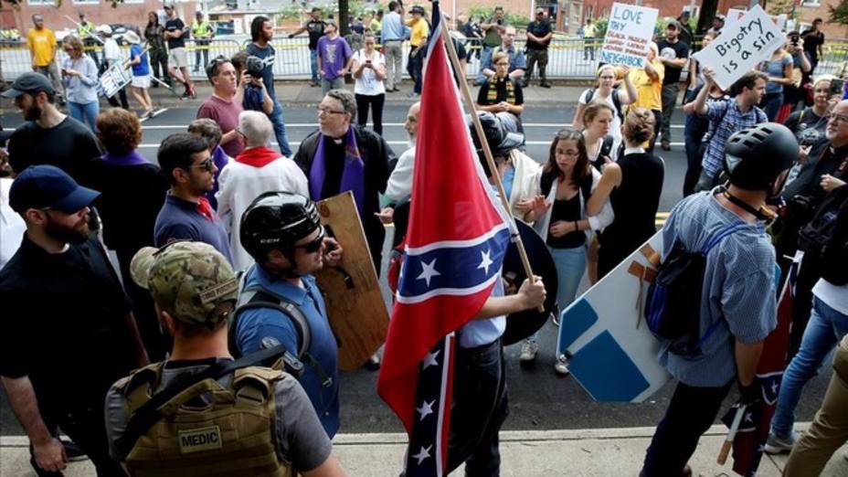 Supremacistas blancos portando la bandera de Charlottesville