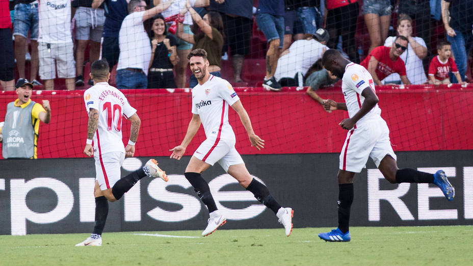 El Sevilla celebra el gol de Ever Banega ante el Standard de Lieja. CORDON PRESS