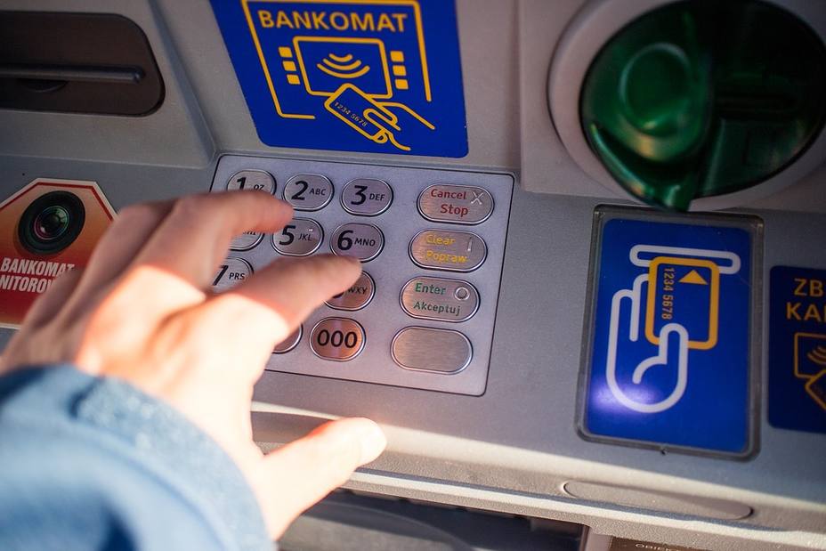 La Policía publica dos consejos para sacar dinero de forma segura en los cajeros automáticos