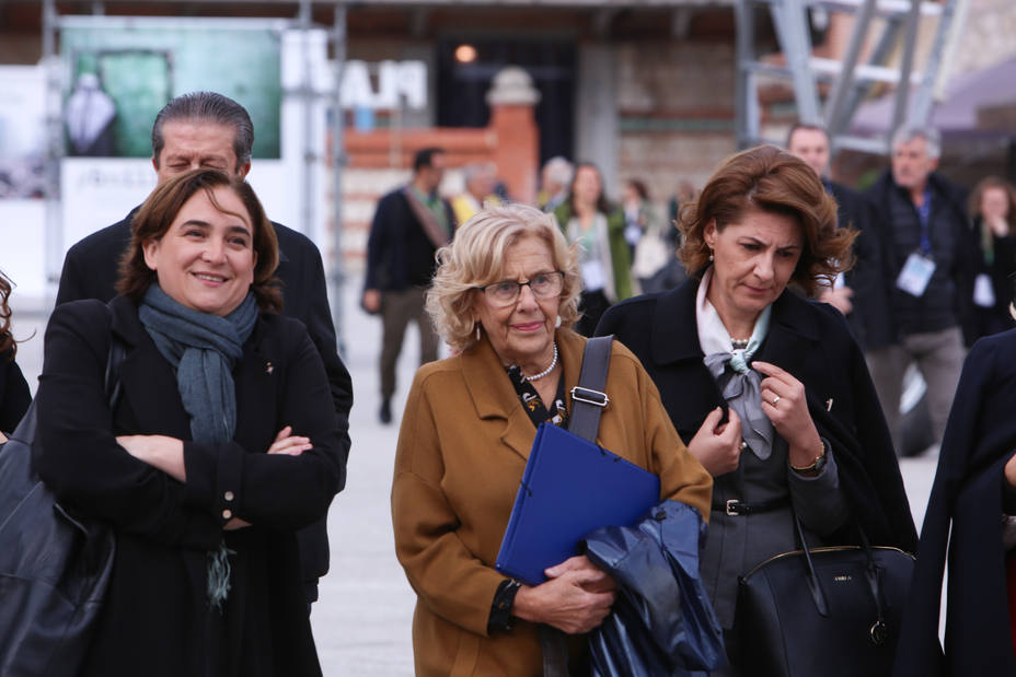La alcaldesa de Barcelona, Ada Colau (izquierda), y la de Madrid, Manuela Carmena (centro)