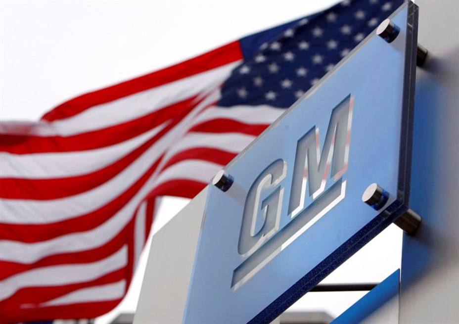 La bandera estadounidense ondea en la sede mundial de General Motors (GM) en Detroit, Estados Unidos,