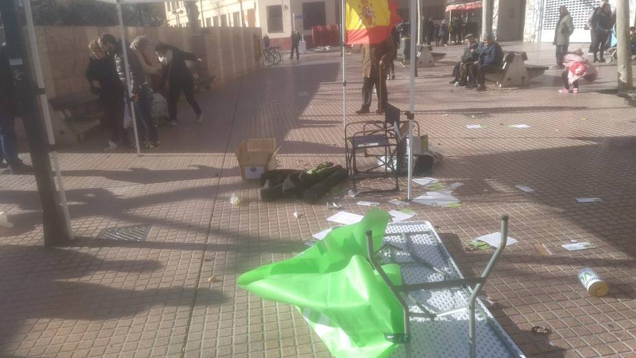 Radicales boicotean actos de Vox en Barcelona y Zaragoza a golpe de extintor