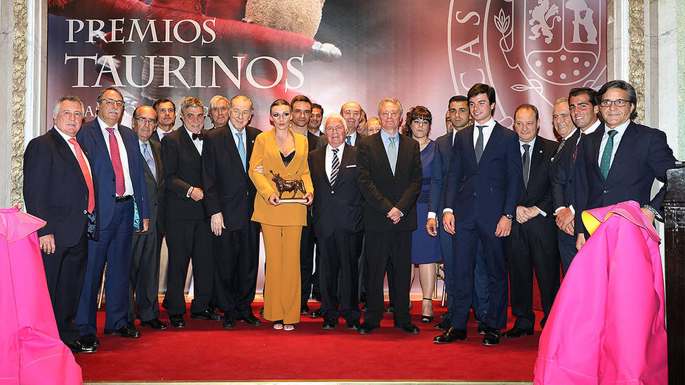 Foto de familia de los galardonados en los XXIV Premios Taurinos del Casino de Madrid