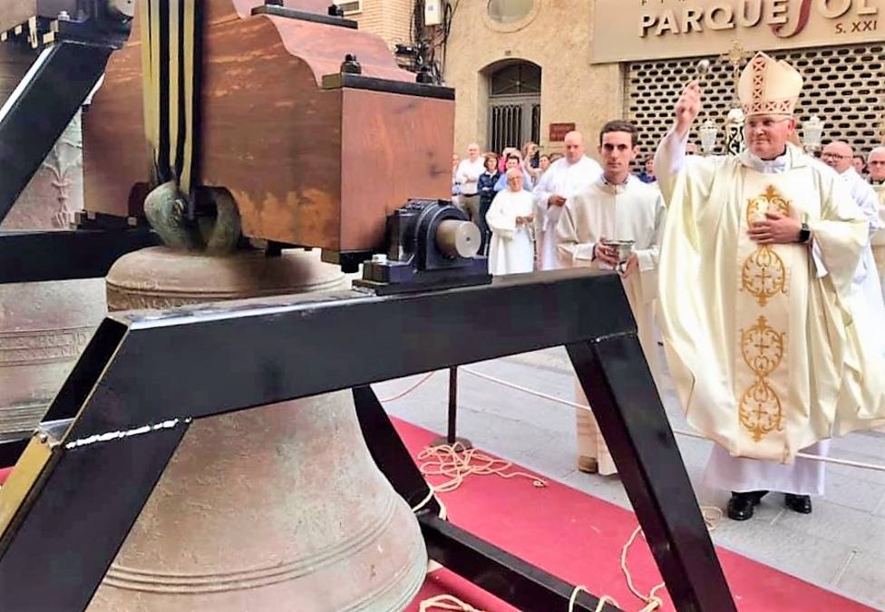 El obispo bendice las campanas de Santa María de Gracia