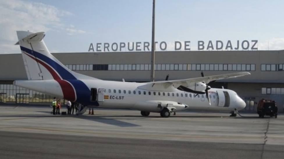Los vuelos directos a Tenerife desde el Aeropuerto de Badajoz llegan este martes