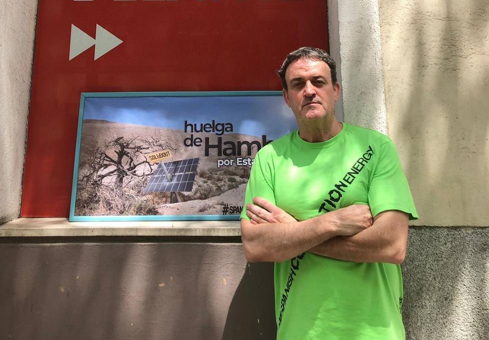 El actor César Vea cumple 9 días en huelga de hambre frente Ferraz en protesta por su inminente desahucio por una deuda