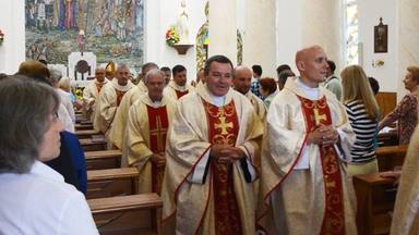 P. Victor (al centro) concelebrando en la Catedral de Chi?in?u | Vatican News