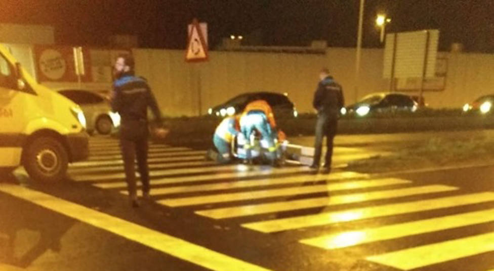 Los efectivos sanitarios atienden al herido en el lugar del atropello - FOTO: Tráfico Ferrolterra