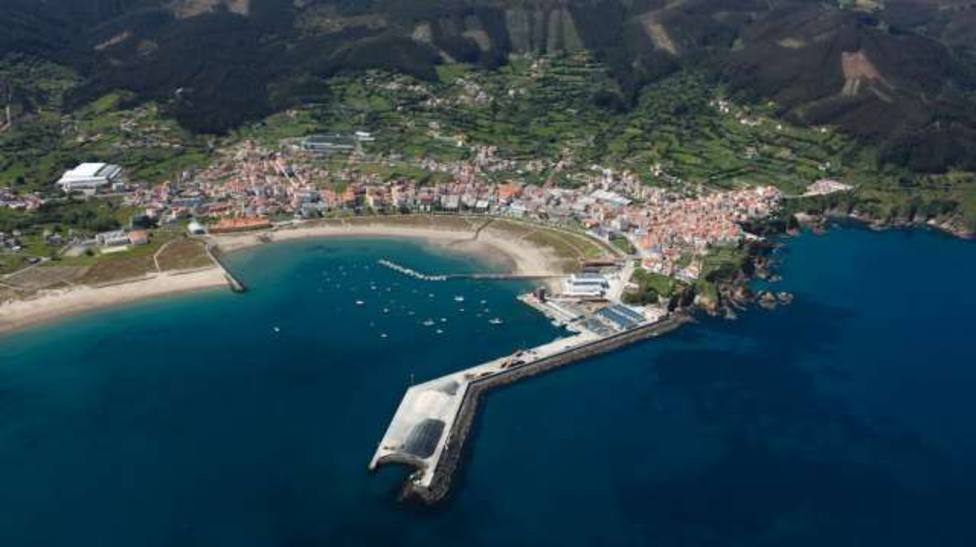 Imagen aérea del concello de Cariño con su puerto a la cabeza