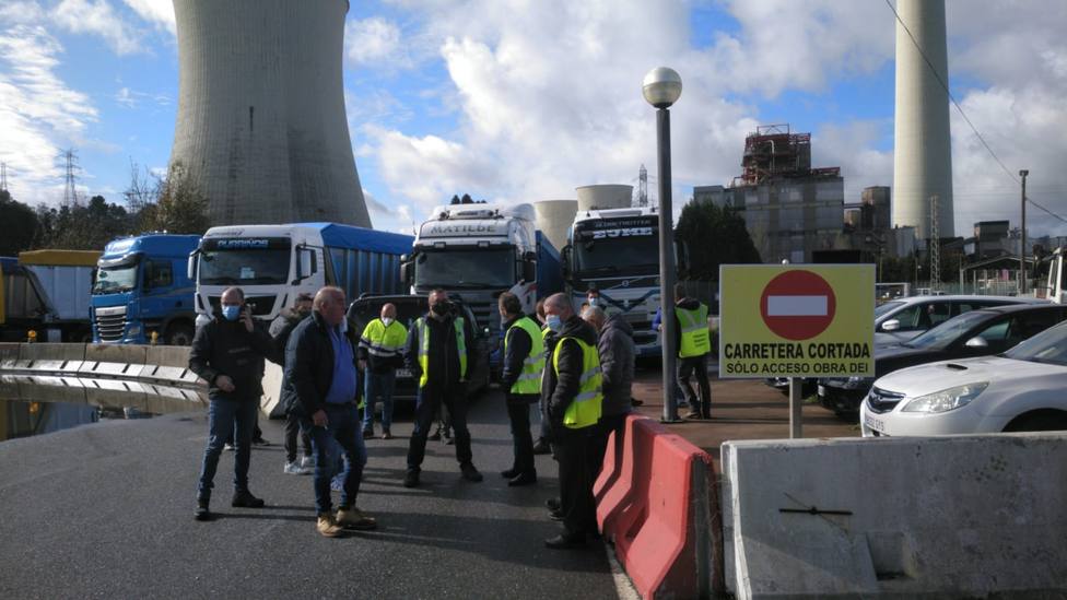 Los camiones de los transportistas bloqueando uno de los accesos a la central térmica de Endesa - FOTO: Cedida