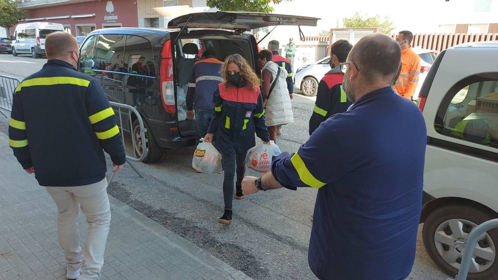 Trabajadores de Alcoa entregan 2.700 kilos de comida en el Banco de Alimentos de Foz