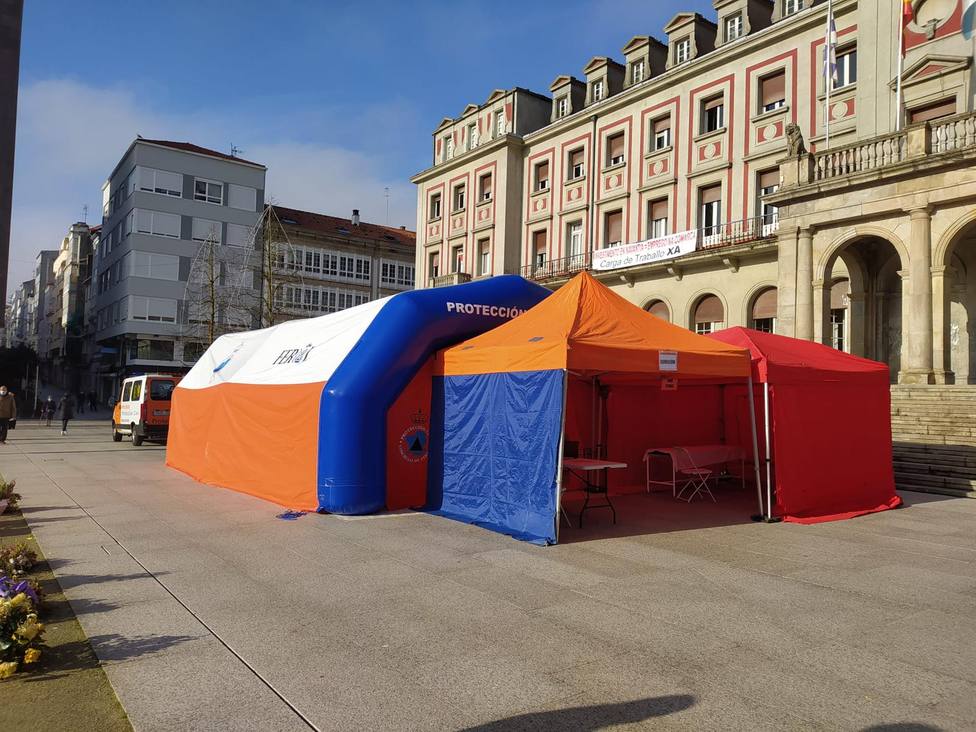 Hospital de campaña de Protección Civil de Ferrol ante el Ayuntamiento - FOTO: Protección Civil de Ferrol