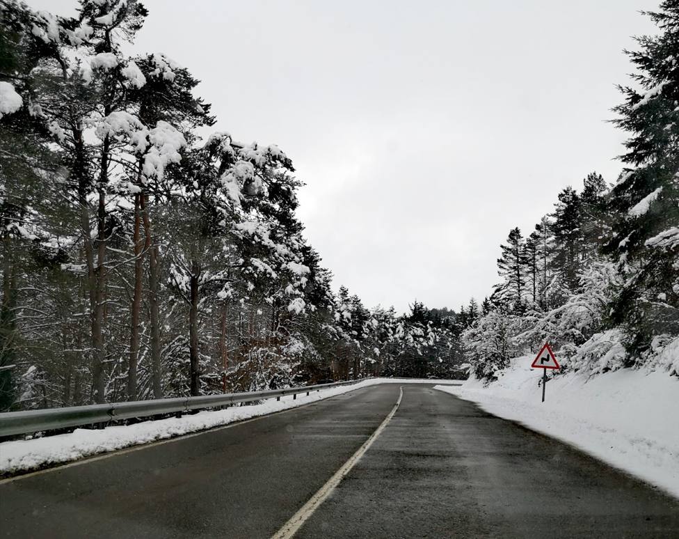 Prohibida la circulación de vehículos pesados en el Alto do Poio a causa de la nieve