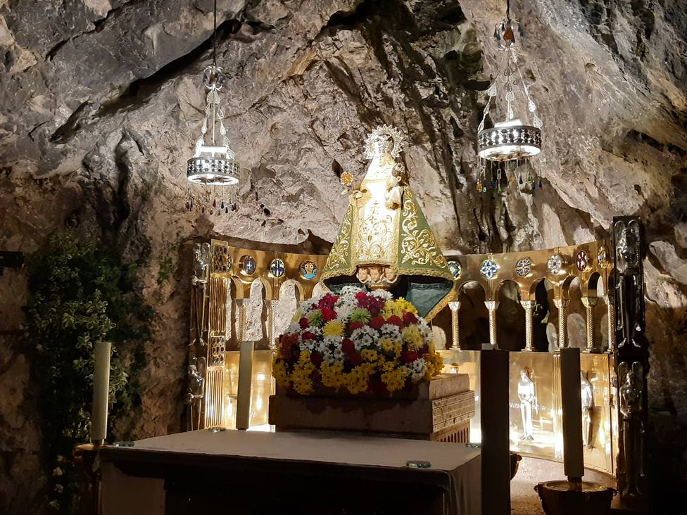 Foto de la Virgen de Covadonga en la Santa Cueva