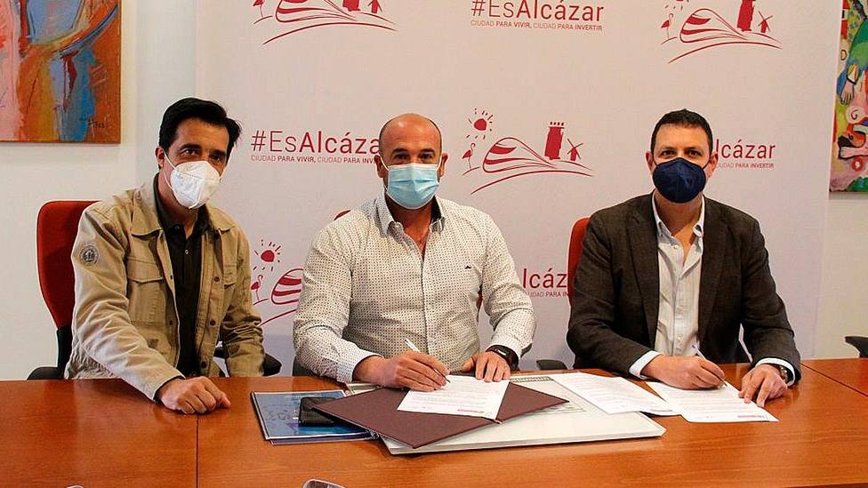 Javier Vázquez, Juan Benjamín Gallego y Alberto García durante la firma del contrato en Alcázar