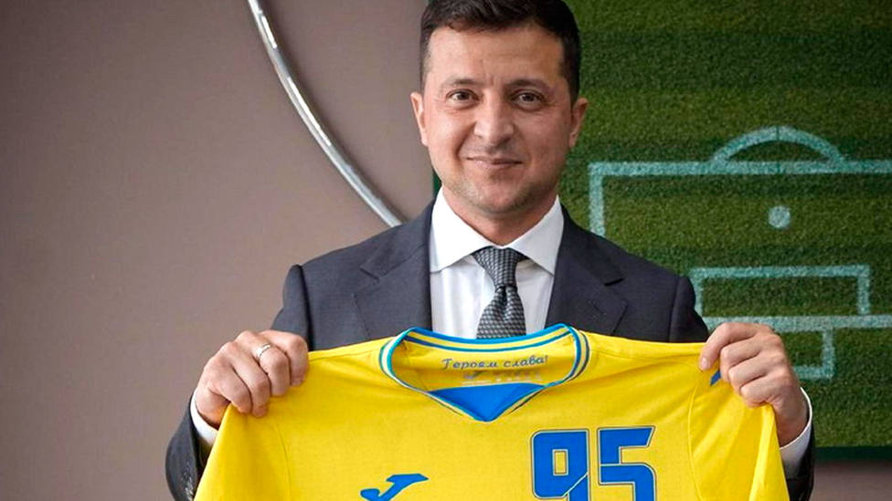 El presidente de Ucrania, Volodímir Zelenski, con la camiseta de su país para la Eurocopa 2020