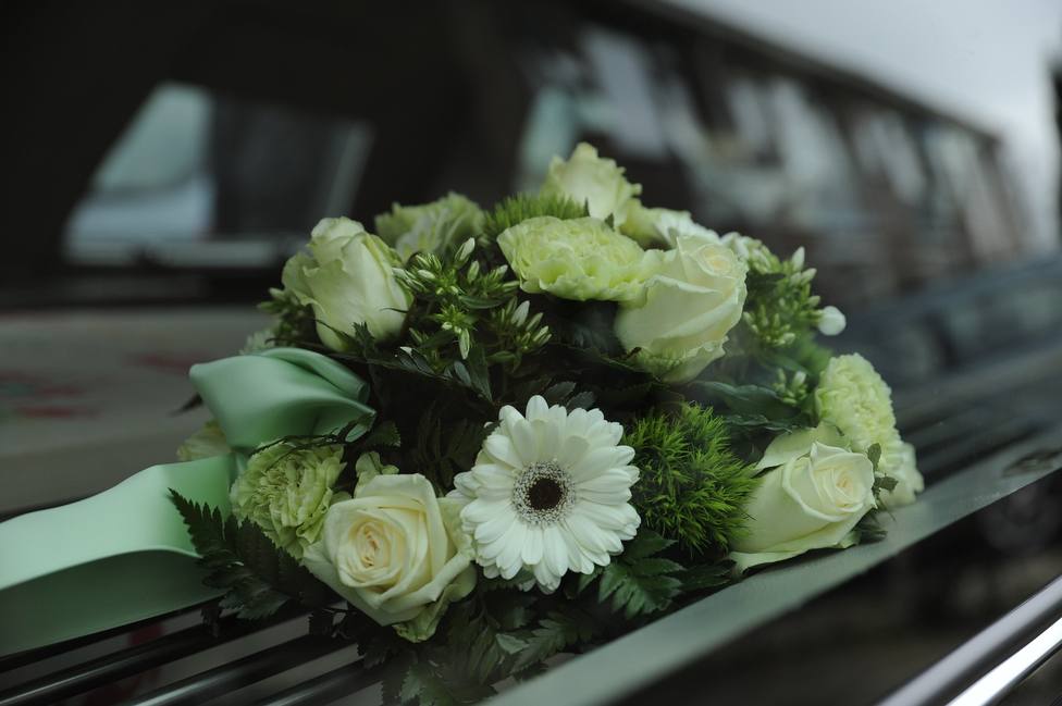 Flores sobre un ataud en un funeral