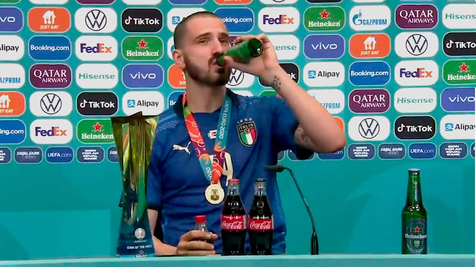 Leonardo Bonucci bebe cerveza antes de responder a los periodistas, tras la final de la Eurocopa