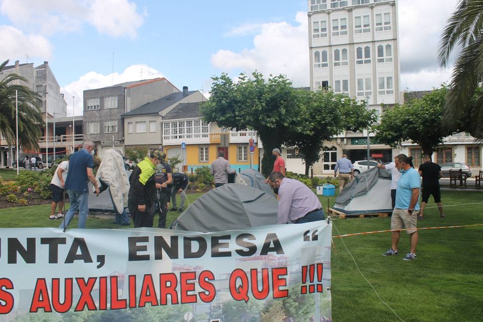 Los trabajadores de las auxiliares de Endesa levantaron la acampada frente al concello. FOTO: sindicatos