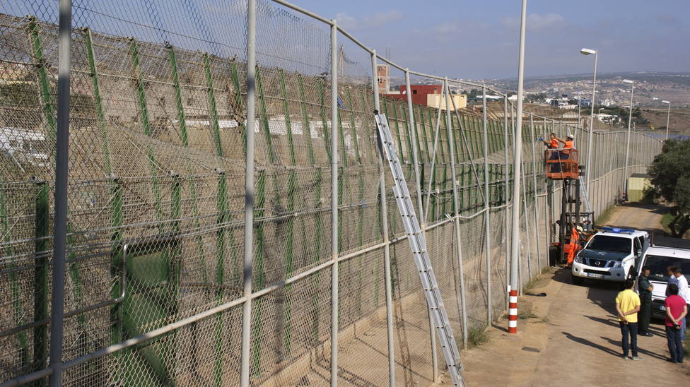 Medio centenar de migrantes intenta saltar la valla Melilla y siete consiguen su objetivo