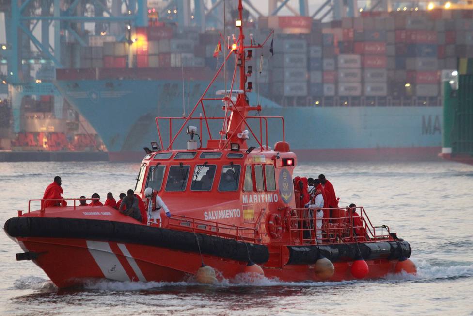 Rescatan a dos menores en una balsa hinchable perdida en aguas del Estrecho