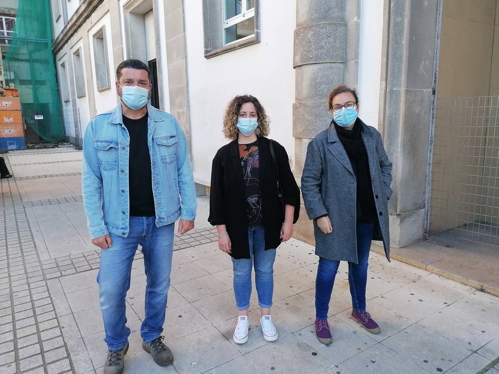 Ramón Fernández, Rocío y Mercedes Tobio a las puertas del Fontela Maristany de Ferrol
