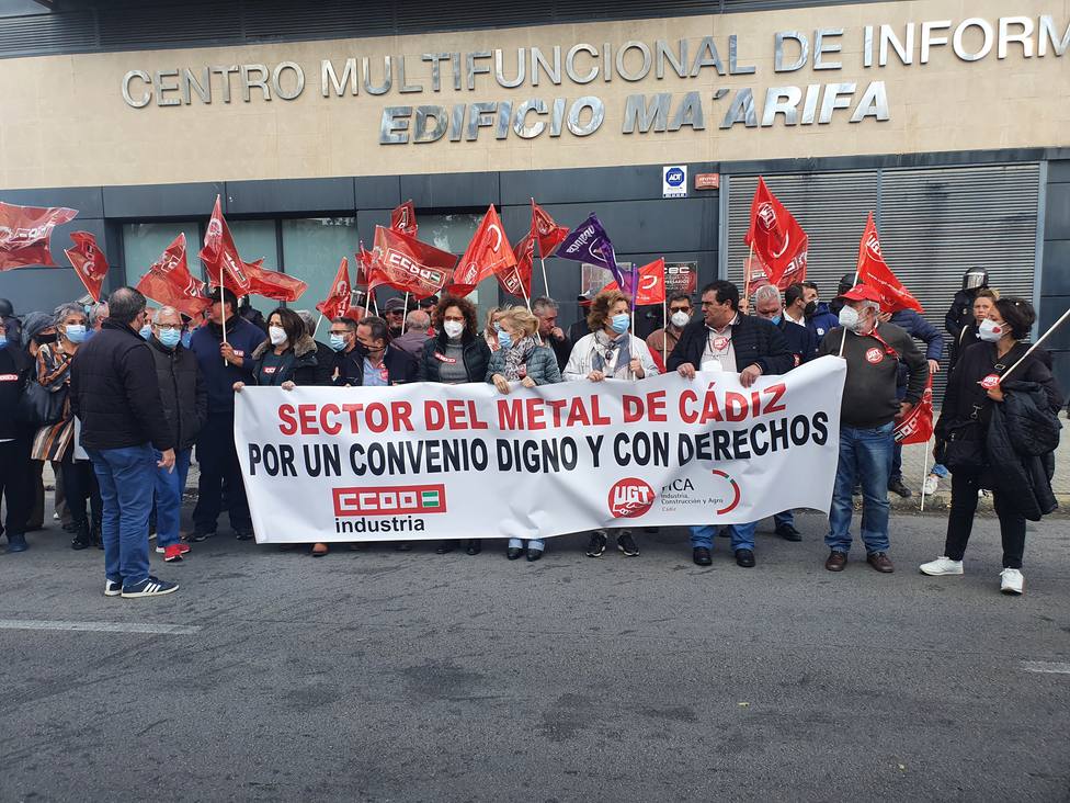 Fuerzas sindicales a las puertas de la sede de la FEMCA en Cádiz