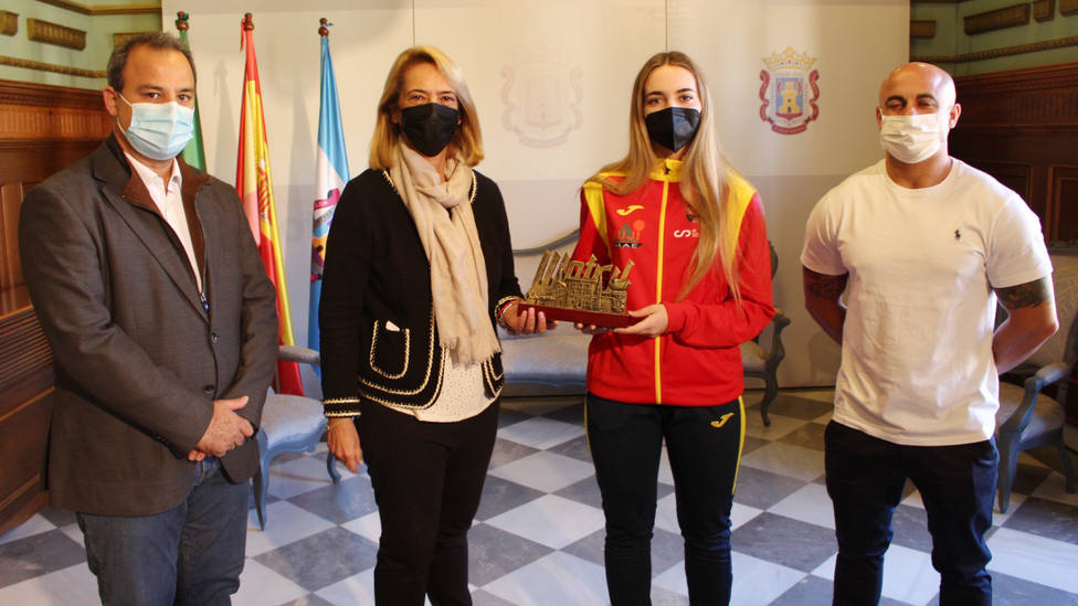 La campeona mundial de kenpo Tabatha Peña Martín es reconocida en el Ayuntamiento de Motril
